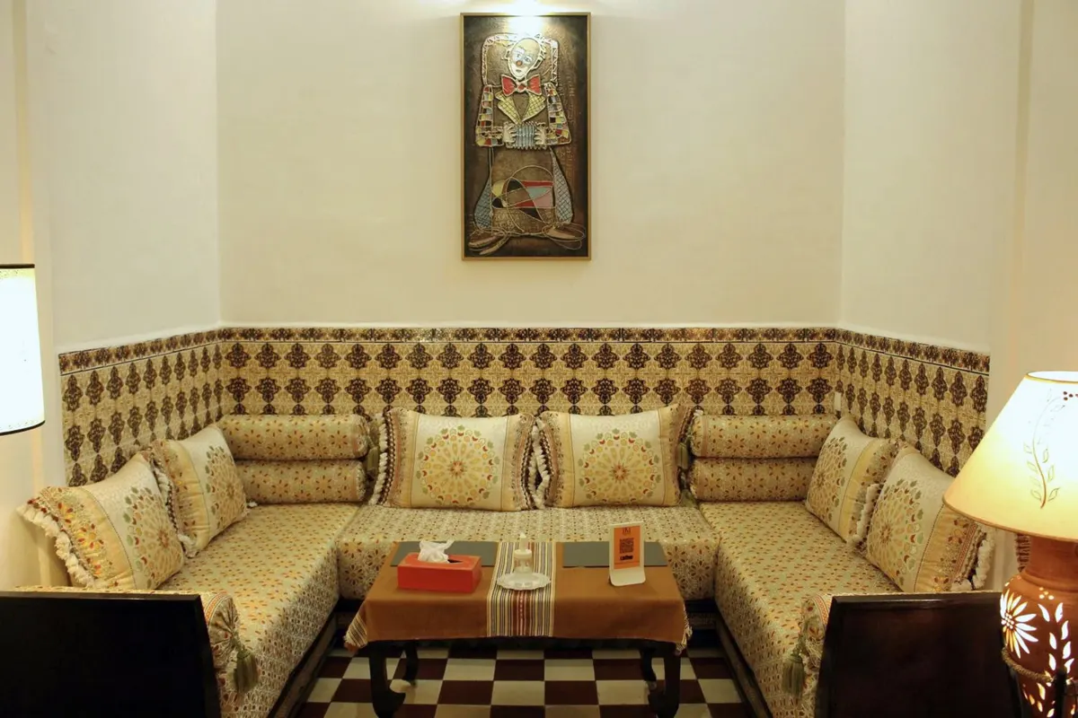 Banqueta del salón marroquí y panel tallado