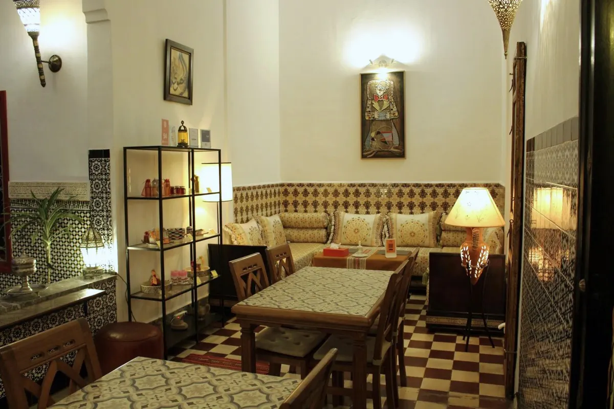 Estanterías del salón con artesanía y lámparas
