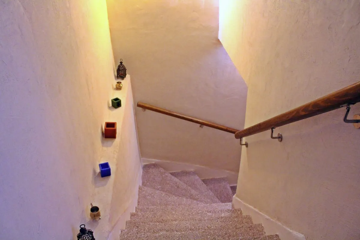 The stair up to the roof terrace, lanterns in the niches