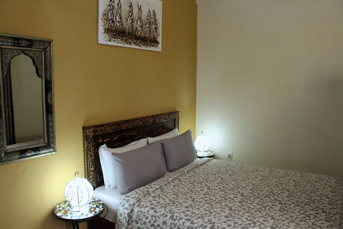 Consuls room: carved headboard, arched mirror and lantern