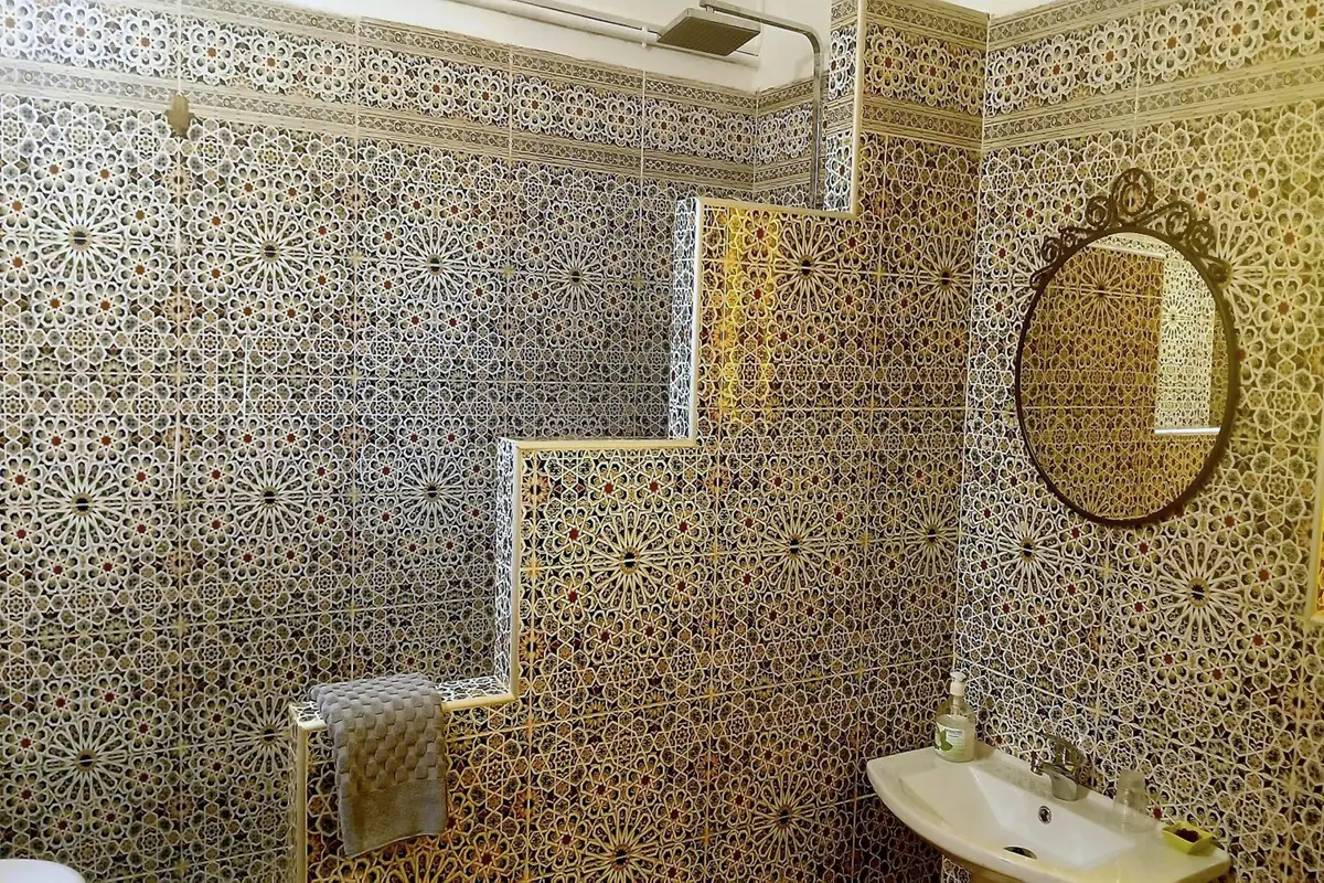 Consuls shower room: stepped zellige wall and round mirror