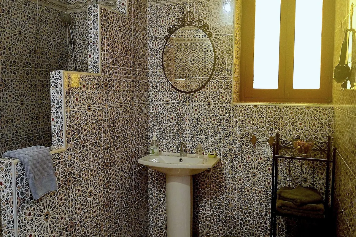 Consuls washbasin with oval mirror and window
