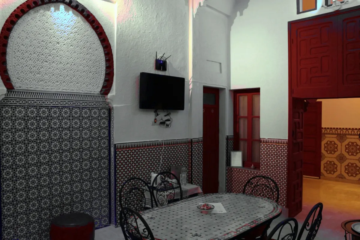 Hassan suite lounge under a zellige horseshoe arch