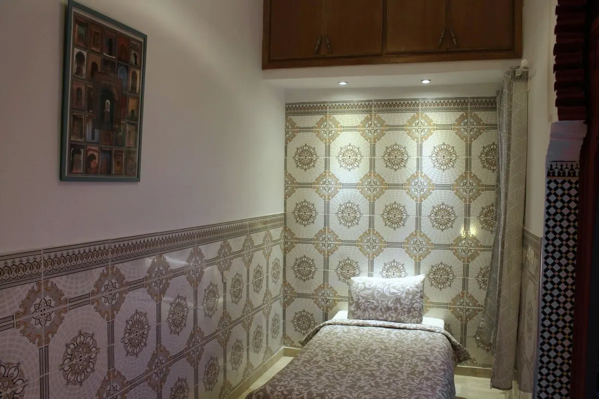 Hassan suite, second bedroom with a single bed