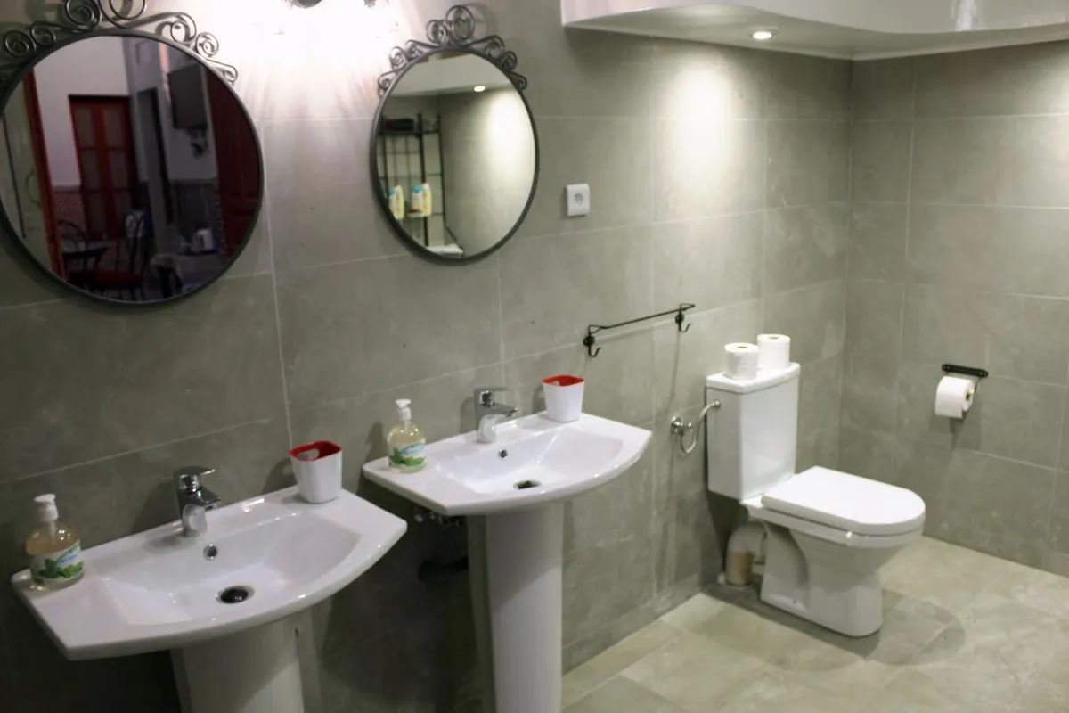 Hassan suite bathroom with double basins
