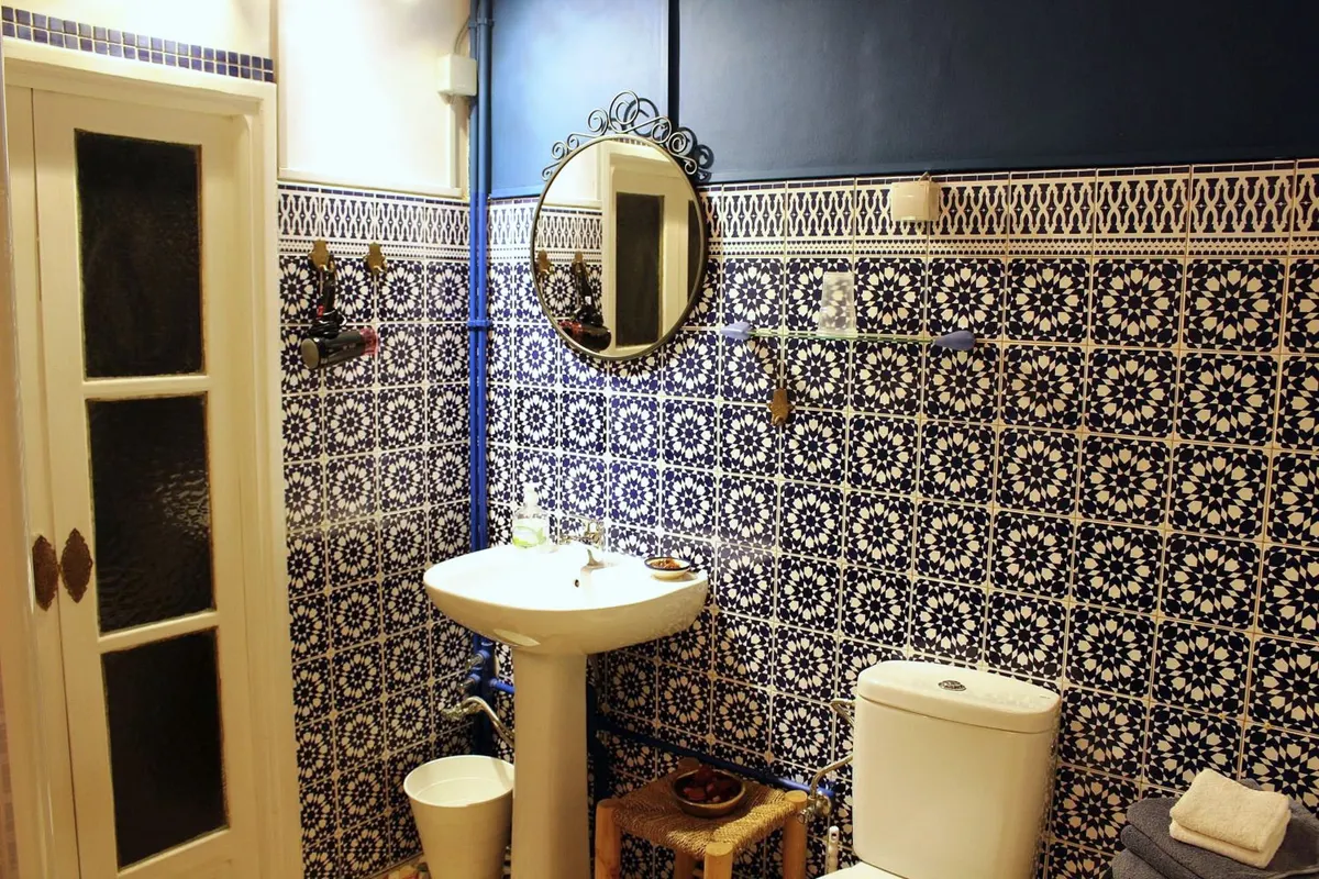 Oudayas washbasin, round mirror and blue zellige