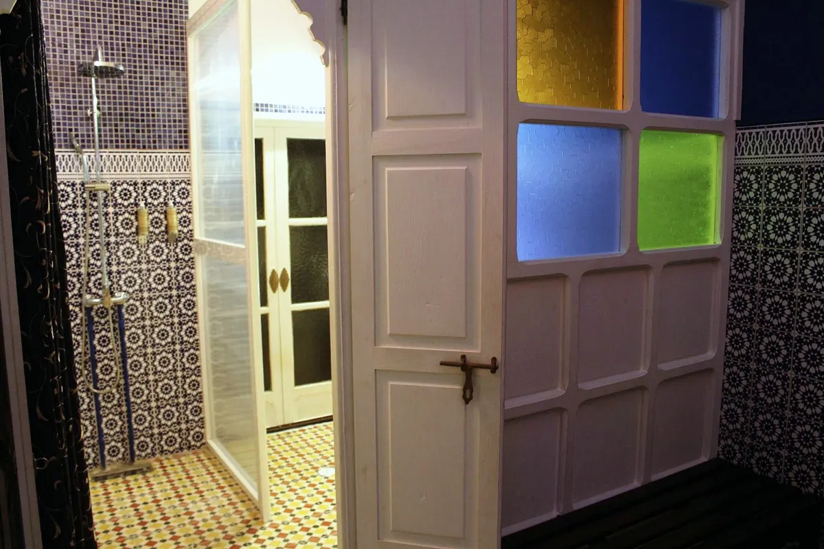 Oudayas shower room with stained-glass panel